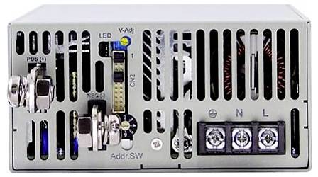 Metalowe zasilanie z otworami wentylacyjnymi, licznymi złączami i potencjometrem do regulacji napięcia. Po lewej stronie czerwona dioda LED.