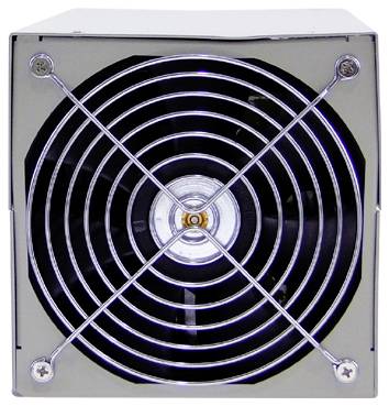 Wentylator komputerowy w metalowej obudowie, widok z przodu. Kratka wentylatora przymocowana śrubami, widoczny centralny silnik.