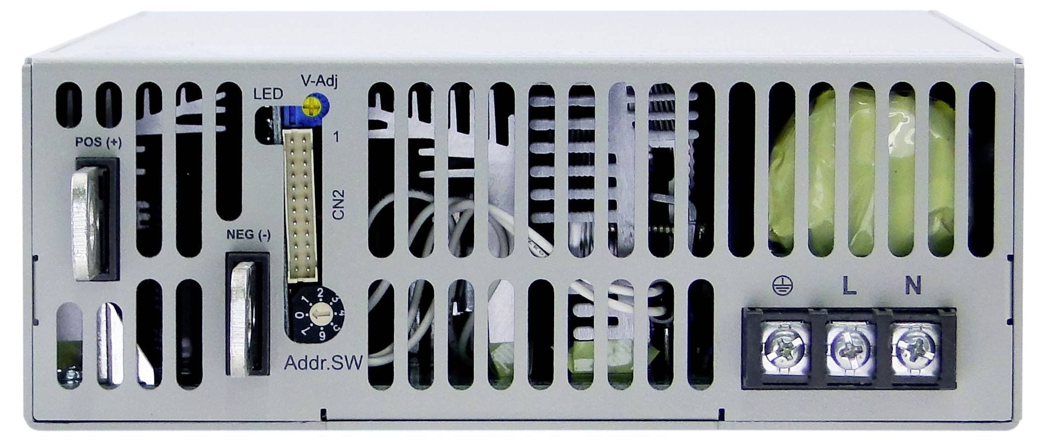 Tylna strona zasilacza z otworami wentylacyjnymi, kontrolką LED, regulatorem napięcia oraz złączami Plus, Minus, L i N.