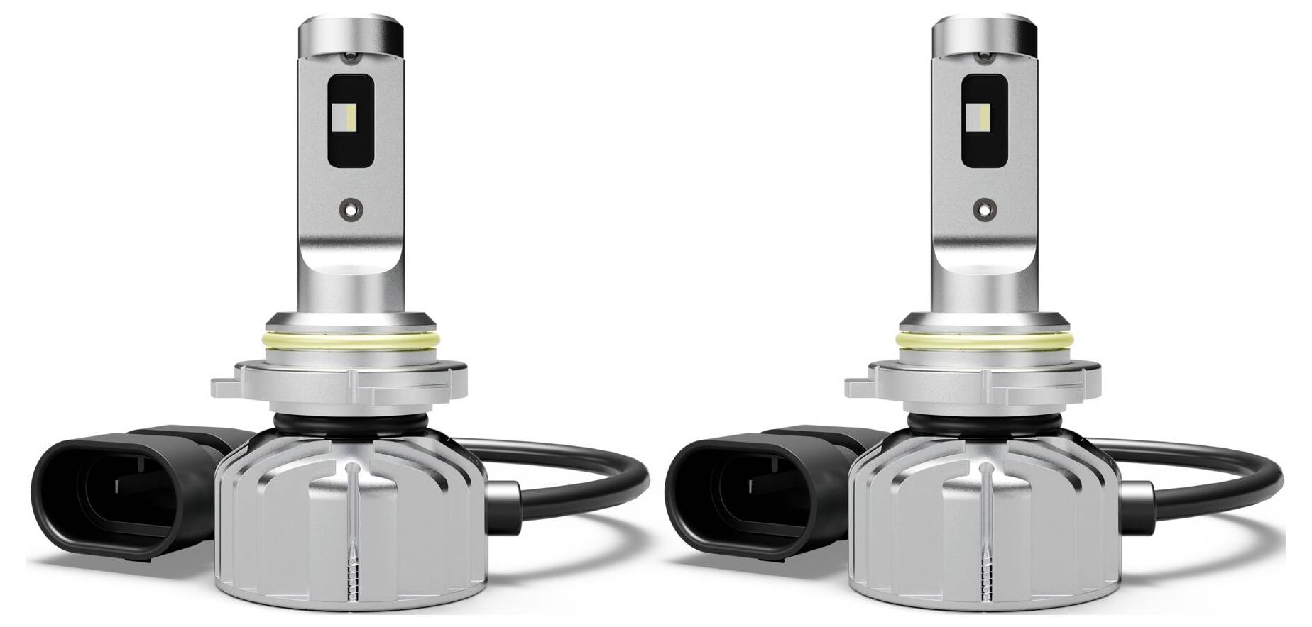 Dwie srebrne lampy samochodowe LED z czarnymi przewodami połączeniowymi i oprawkami bagnetowymi na białym tle.