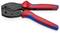 Metalowo-plastikowe szczypce do zaciskania w kolorach czerwonym i niebieskim, używane do łączenia przewodów. Posiada czarne metalowe szczęki.
