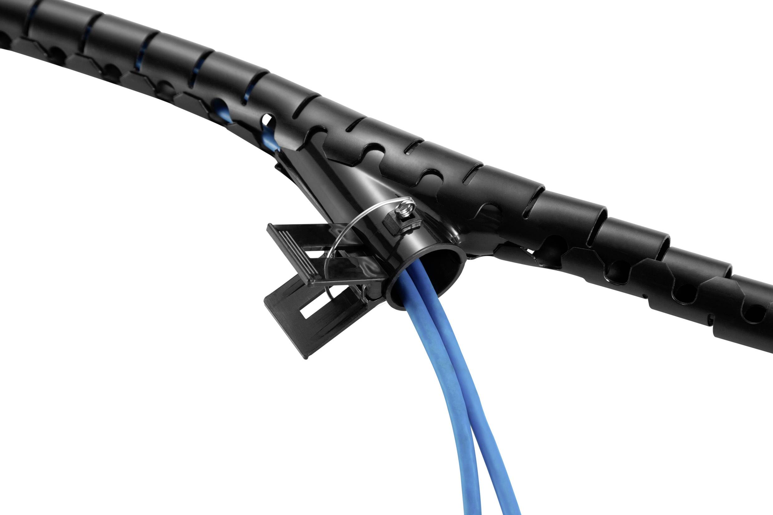 Czarny oplot kablowy otula niebieskie przewody. Zacisk kablowy zapewnia porządne prowadzenie i zabezpieczenie. Korzyści: zarządzanie i organizacja przewodów.