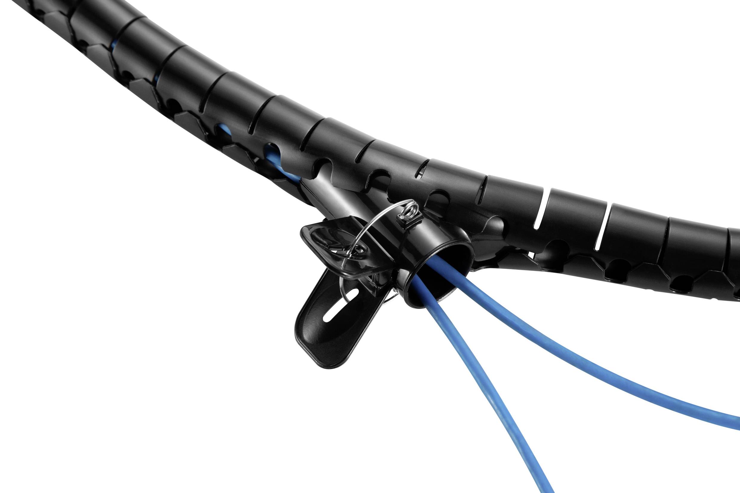 Zbliżenie spiralnej osłony zabezpieczającej kable, owijającej dwa niebieskie przewody. Czarny zacisk mocuje kable przy spirali.