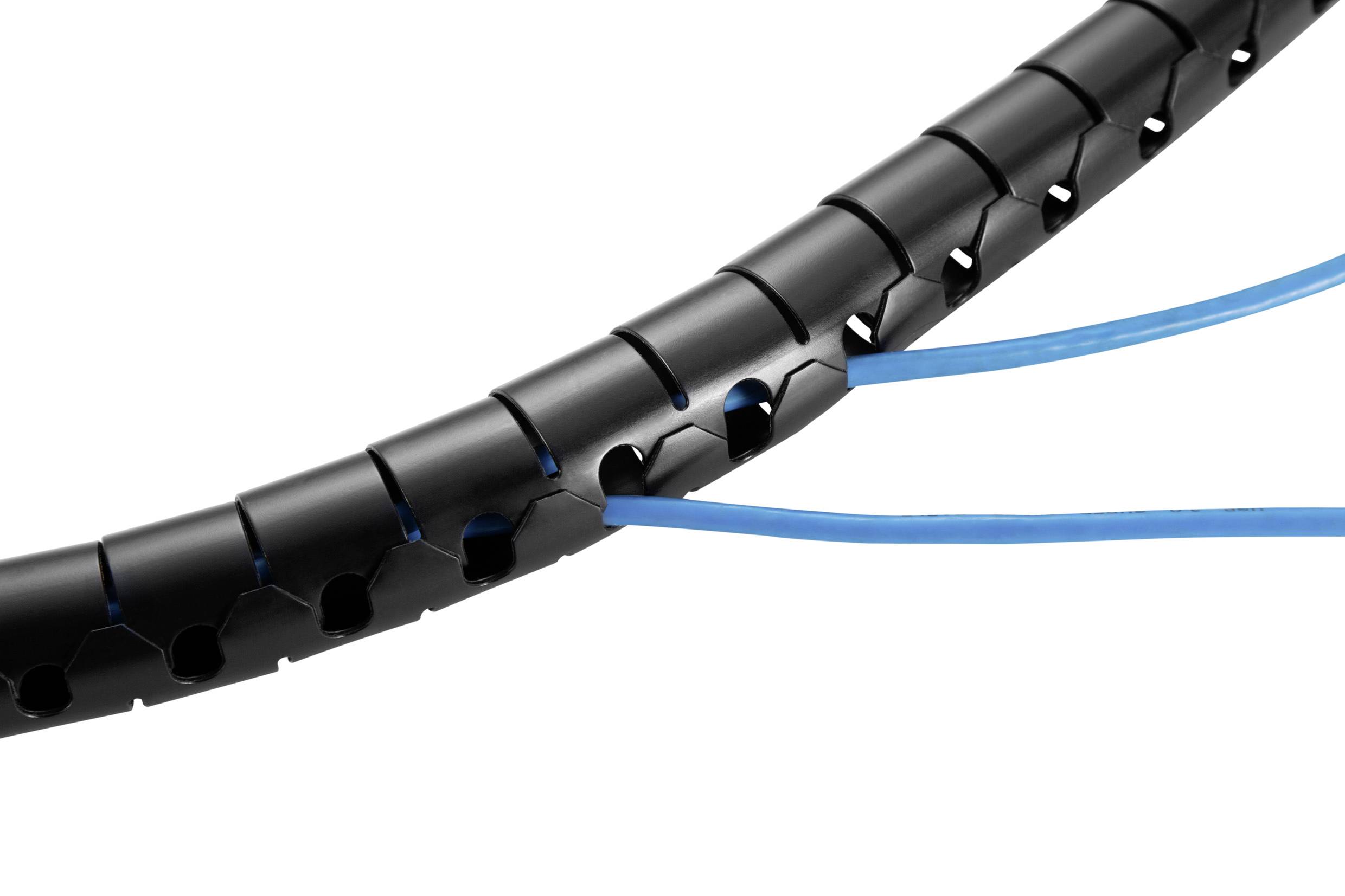 Czarny oplot ochronny przewodów osłania niebieskie przewody, zapewniając ochronę i organizację.