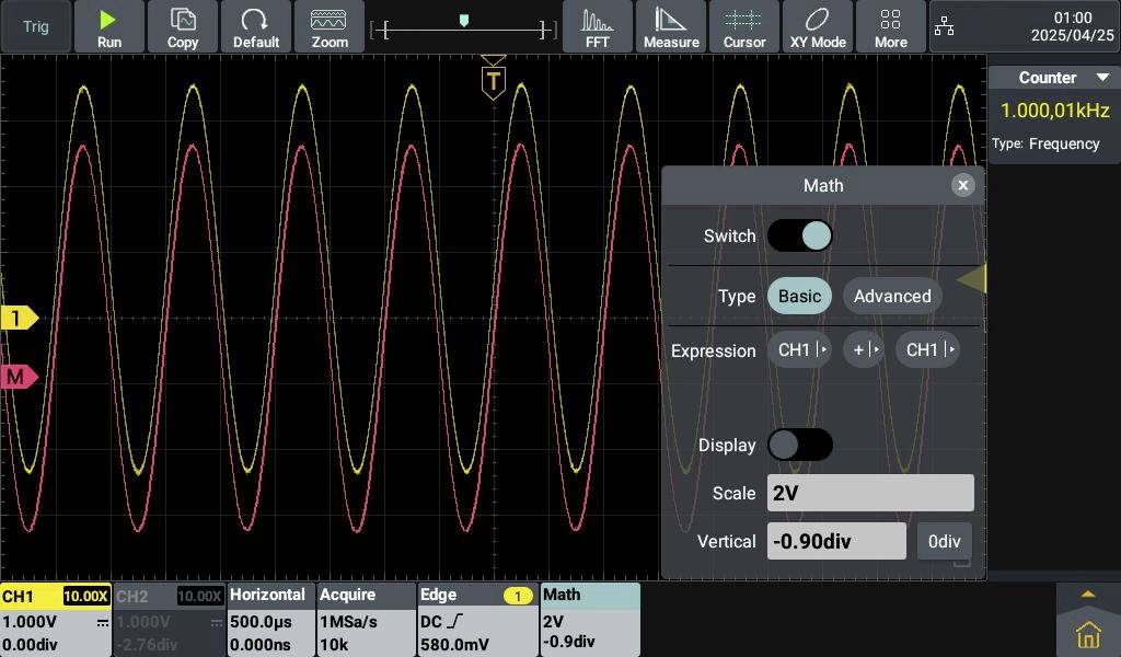 Ekran oscyloskopu z dwoma sygnałami fal w kolorze czerwonym i żółtym. Częstotliwość wynosi 1.000,01 kHz. Ustawienia matematyczne: Basic, Pionowo: -0,90 div.