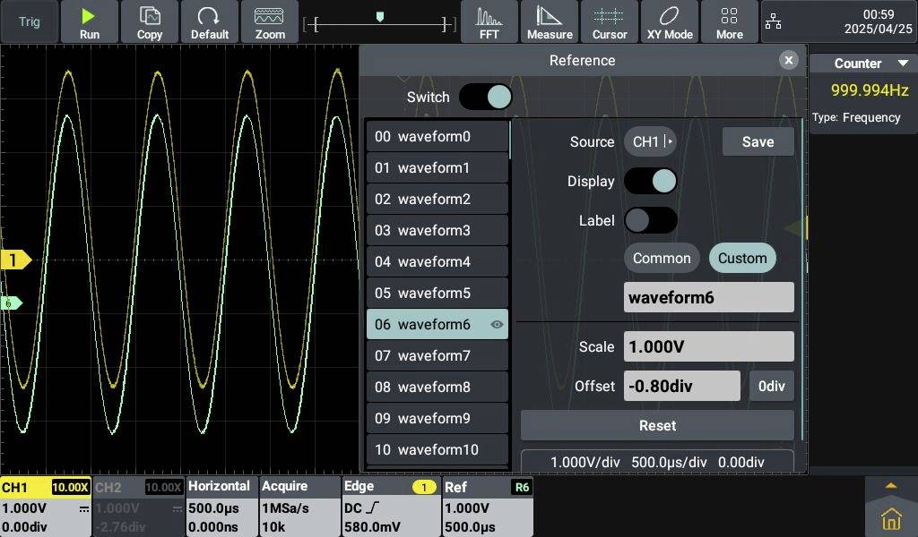 Ekran oscyloskopu pokazuje dwa nakładające się sygnały sinusoidalne. Widoczne są ustawienia kształtu fali, skalowania i odniesienia.