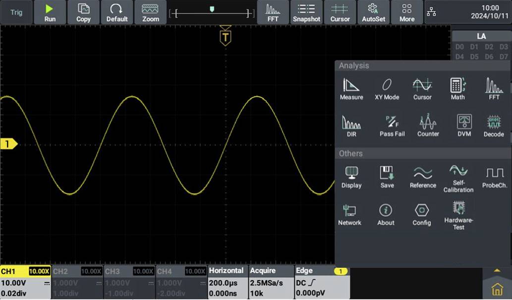 'Wyświetlacz oscyloskopu z żółtą krzywą sinusoidalną. Menu przedstawia opcje analizy oraz dodatkowe funkcje, takie jak pomiar, tryb XY i dekodowanie.'