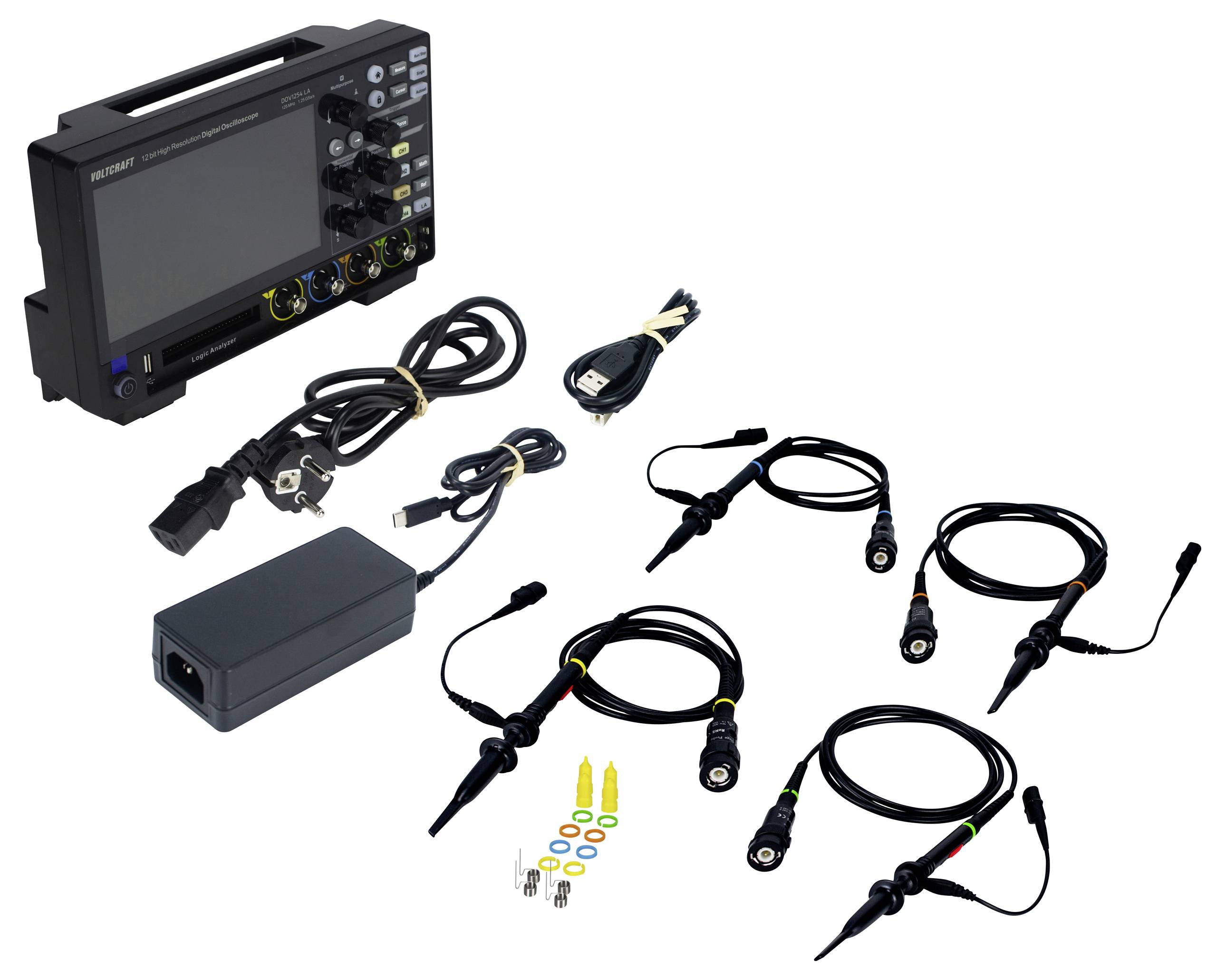 Cyfrowy oscyloskop z akcesoriami: przewodem zasilającym, czterema sondami pomiarowymi, adapterem i kolorowo oznaczonymi znacznikami.