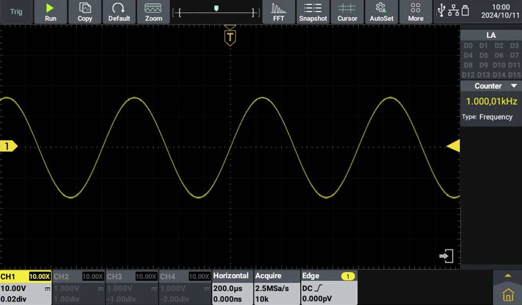 Oscyloskop wyświetla żółtą falę sinusoidalną o częstotliwości 1 kHz na ekranie, z osiami opisanymi napięciem i czasem.