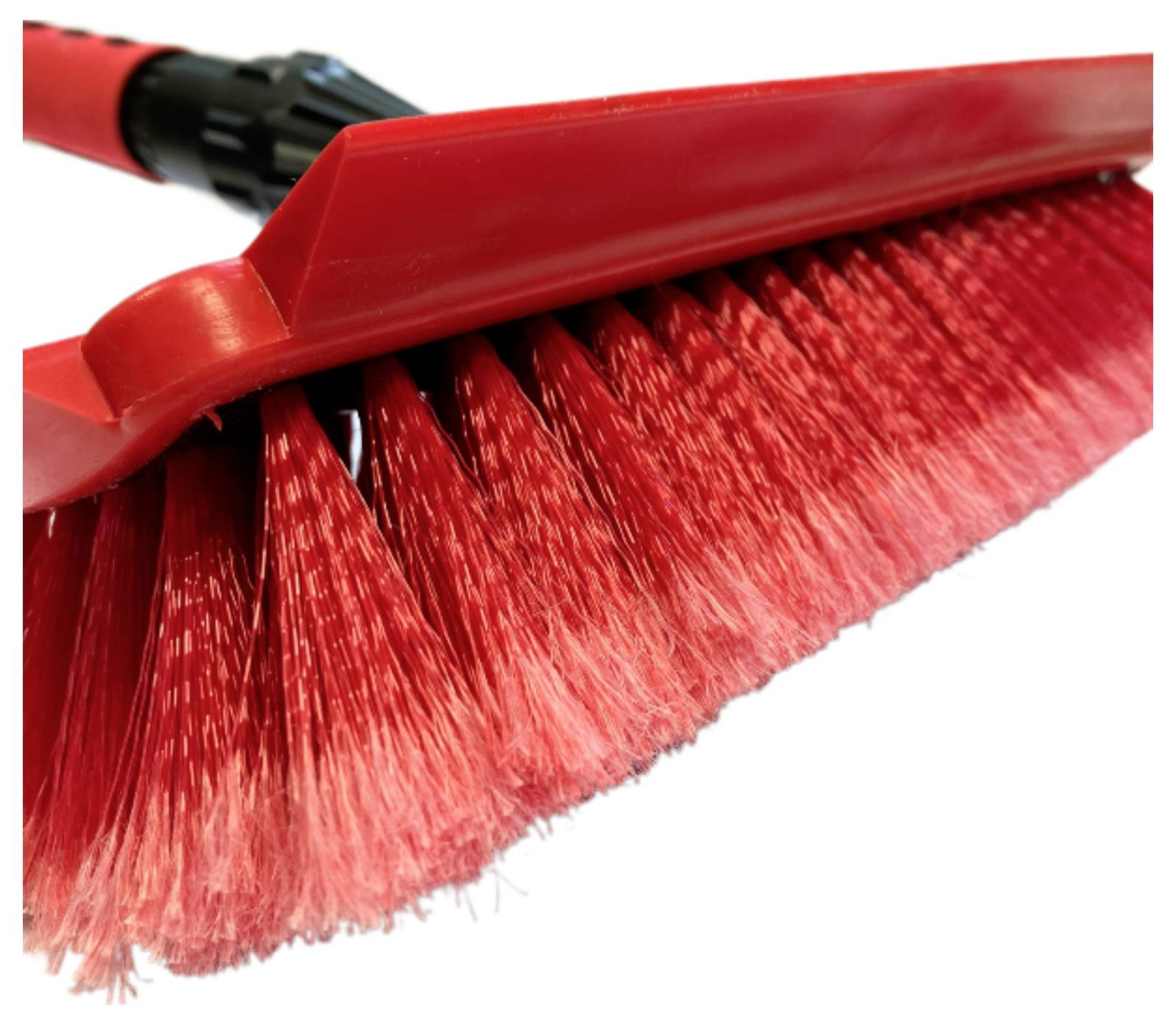 Czerwona miotła o gęstych włóknach, pokazana w zbliżeniu pod kątem.