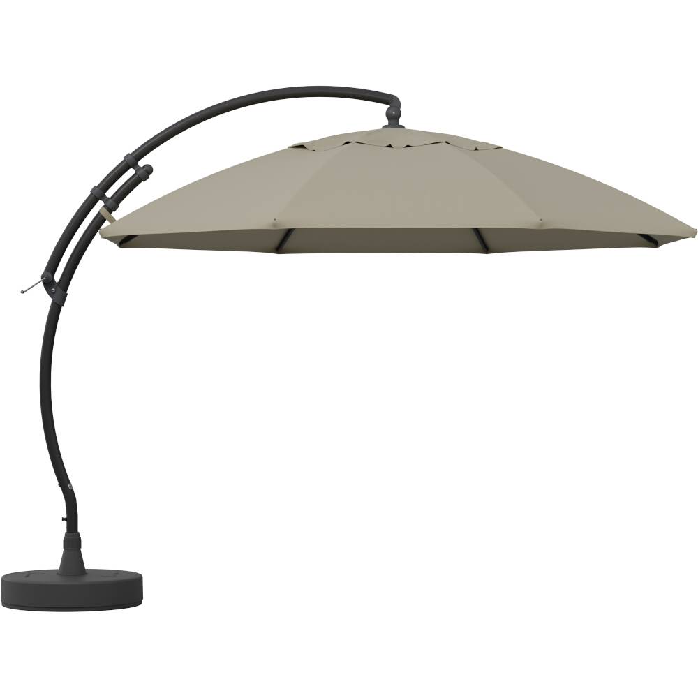 Beżowy parasol przeciwsłoneczny z zakrzywionym czarnym stelażem i okrągłą podstawą, przeznaczony do użytku na zewnątrz.