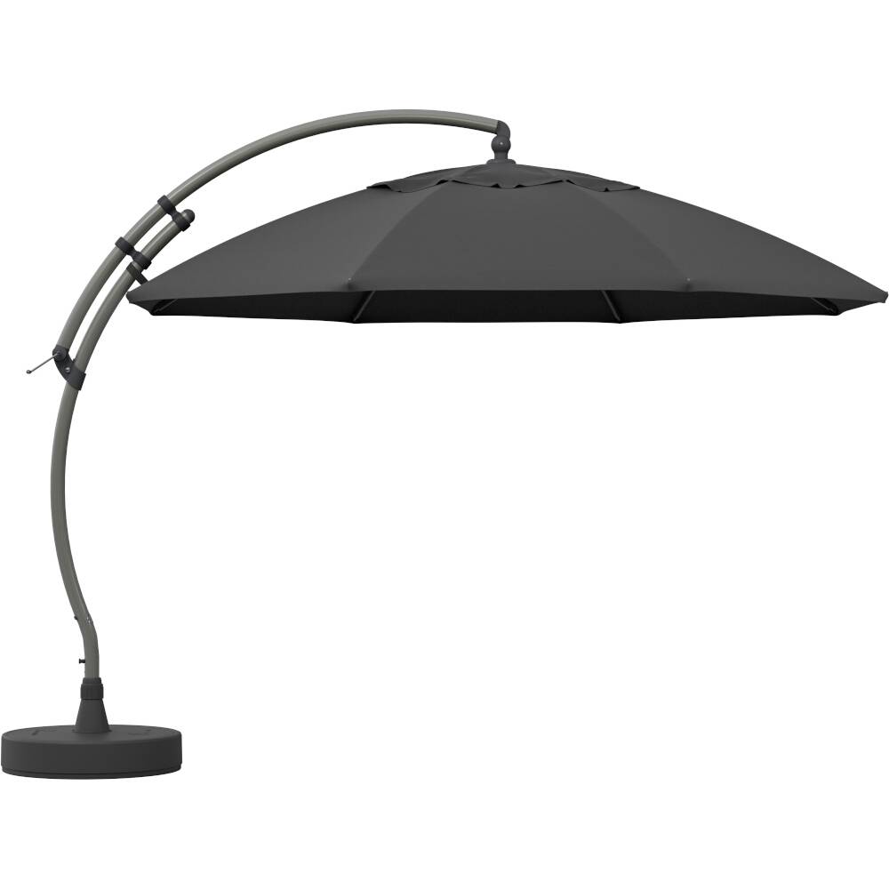 Duży, okrągły parasol ogrodowy z zakrzywionym stojakiem, w ciemnym kolorze, stoi na stabilnej podstawie.