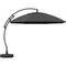 Duży, okrągły parasol ogrodowy z zakrzywionym stojakiem, w ciemnym kolorze, stoi na stabilnej podstawie.