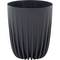 Czarny, ryflowany kosz na śmieci z tworzywa sztucznego o cylindrycznym kształcie. Posiada prostą, nowoczesną stylistykę.
