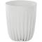 Biały, żebrowany plastikowy kosz na śmieci o gładkiej powierzchni.