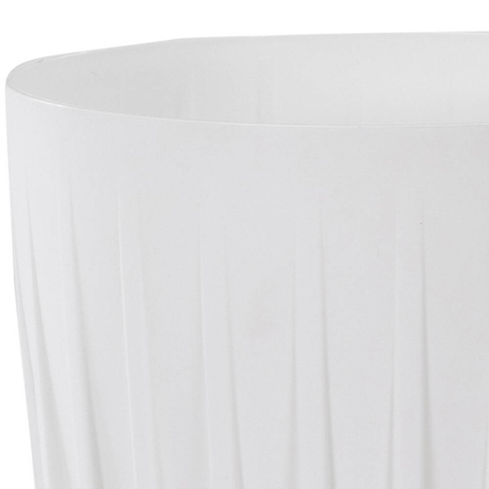 Biały, cylindryczny pojemnik plastikowy o gładkiej powierzchni i delikatnym połysku.