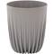 Szary, cylindryczny kosz na śmieci z pionowymi żłobieniami; nowoczesny, stylowy design.