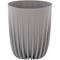 Szary, prążkowany kubek plastikowy o zaokrąglonych krawędziach, używany do dekoracji lub jako pojemnik na małe przedmioty.