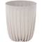 Strukturyzowany wazon z jasnego, melanżowego materiału z pionowymi żłobieniami.