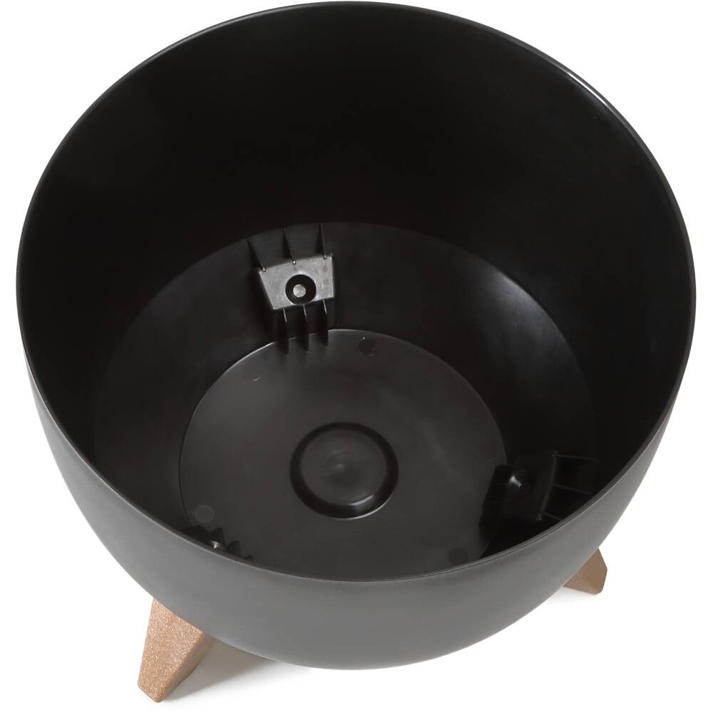 Czarny okrągły doniczka z nogami z drewna, pusta, wykonana z tworzywa sztucznego. Odpowiednia dla dużych roślin, stylowy design do wnętrz.