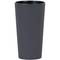 Wysoki, prążkowany szary kubek z tworzywa sztucznego stoi pionowo.