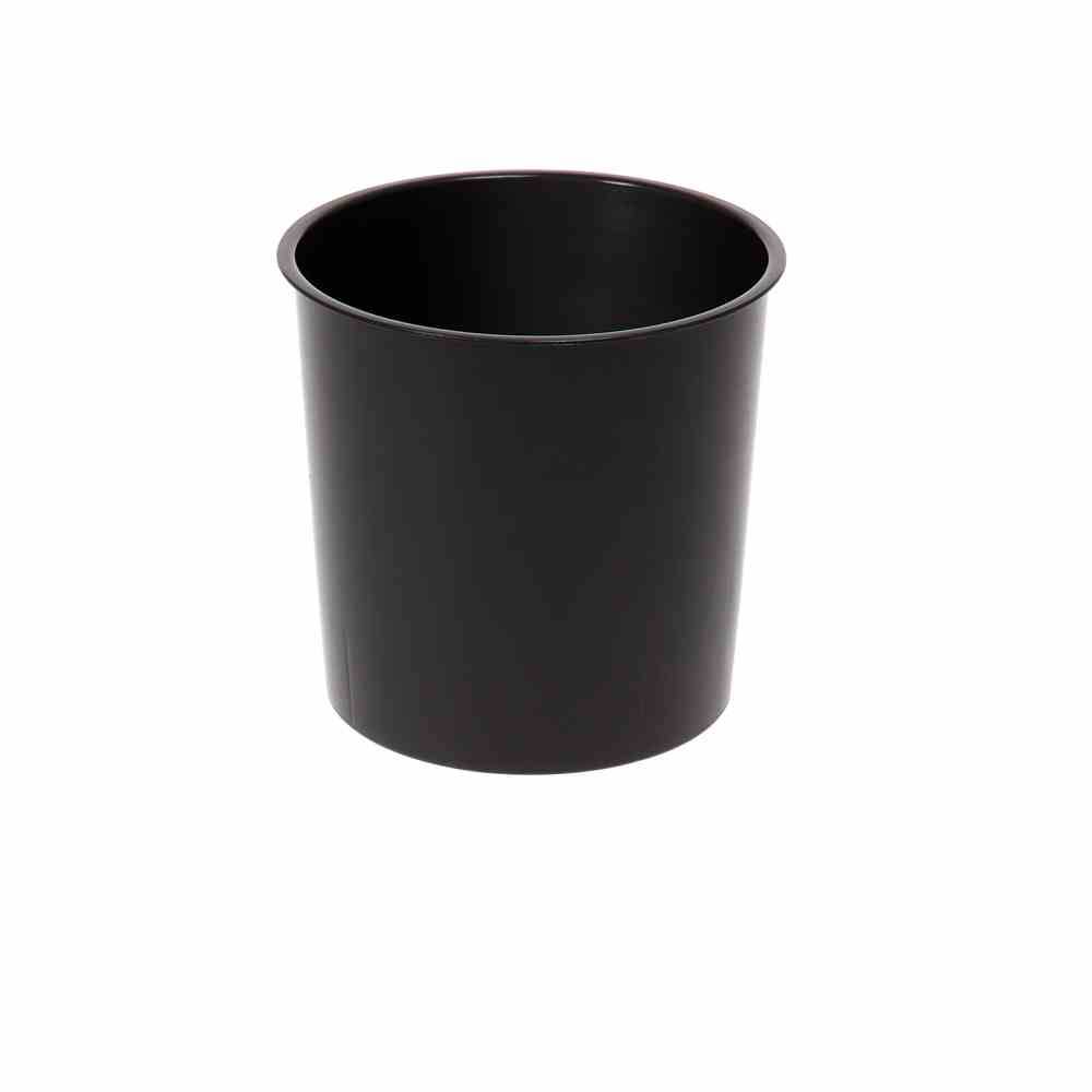 Prosty czarny plastikowy kosz na śmieci na białym tle.