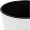 Biały, żłobiony doniczka z czarną obwódką.