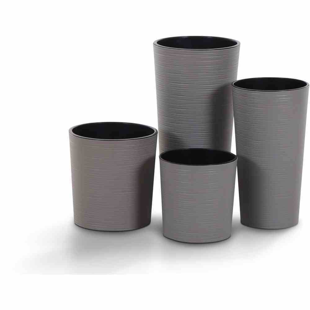 Cztery kubki w różnych rozmiarach, w kolorze szarym, stoją pionowo obok siebie. Ich powierzchnia jest lekko strukturyzowana.