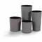 Cztery kubki w różnych rozmiarach, w kolorze szarym, stoją pionowo obok siebie. Ich powierzchnia jest lekko strukturyzowana.