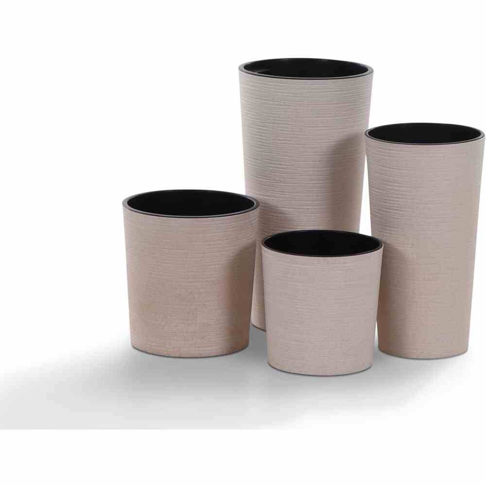 Cztery wazony o różnych rozmiarach, cylindryczne, jasnokasztanowe, o szorstkiej powierzchni, stoją na białym tle.