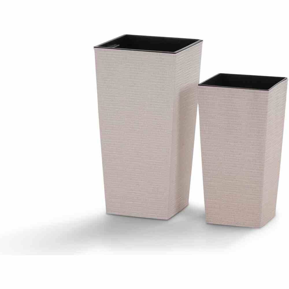 Dwa prostokątne, kremowe doniczki o różnych rozmiarach stoją obok siebie na białym tle.