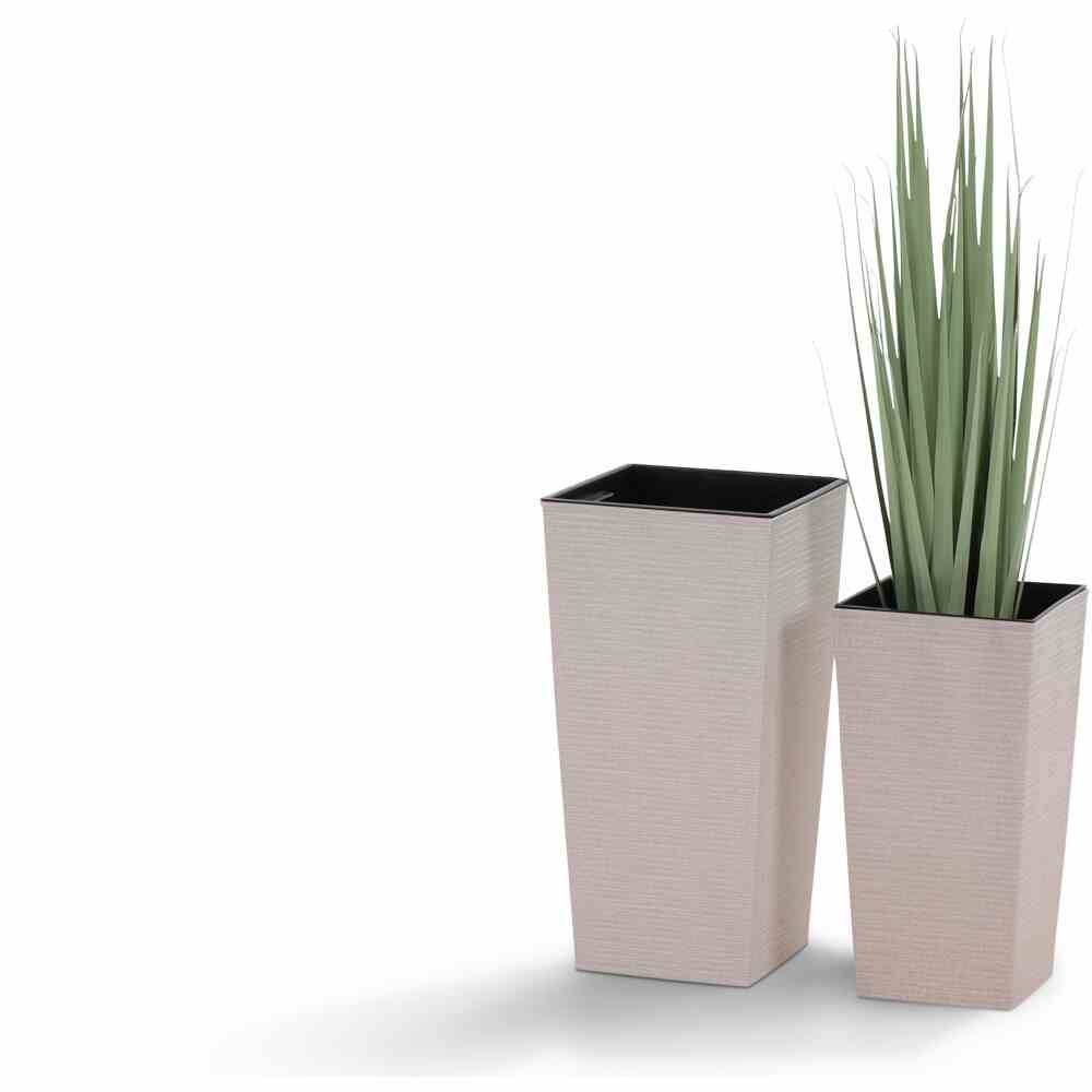 Dwa wysokie, prostokątne doniczki, jedna zawiera roślinę z długimi, wąskimi liśćmi. Obie doniczki są beżowe.