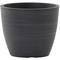 Czarny, okrągły doniczka z tworzywa sztucznego o fakturze żłobkowanej.
