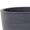 Duży, okrągły, ciemnoszary doniczka o gładkiej, lekko żłobkowanej powierzchni.