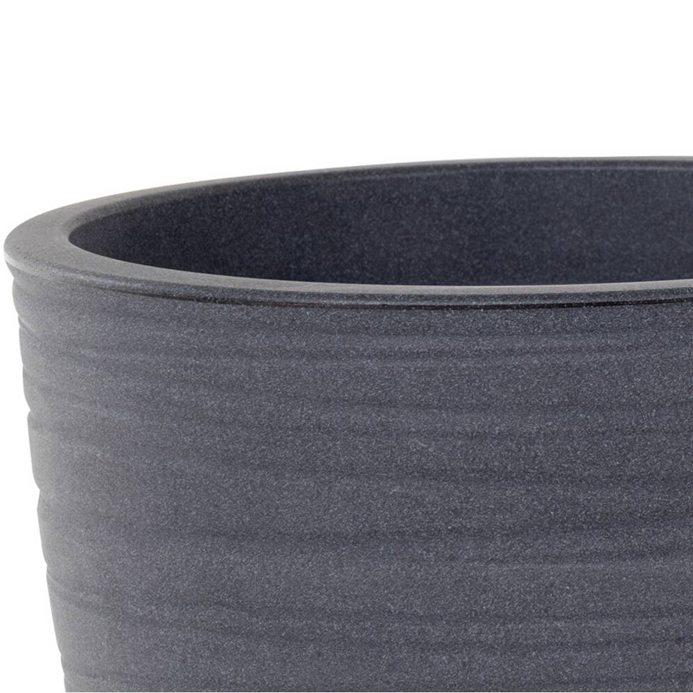 Duży, okrągły, ciemnoszary ceramiczny doniczka o strukturyzowanej powierzchni, pusty i bez roślin.