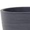 Duży, okrągły, ciemnoszary ceramiczny doniczka o strukturyzowanej powierzchni, pusty i bez roślin.