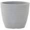 Szary doniczka z tworzywa sztucznego z poziomymi paskami, prosty design.