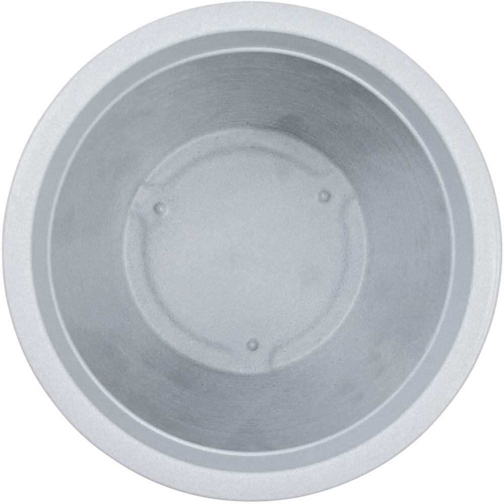 Pusta, srebrzysta miska metalowa widziana z góry.