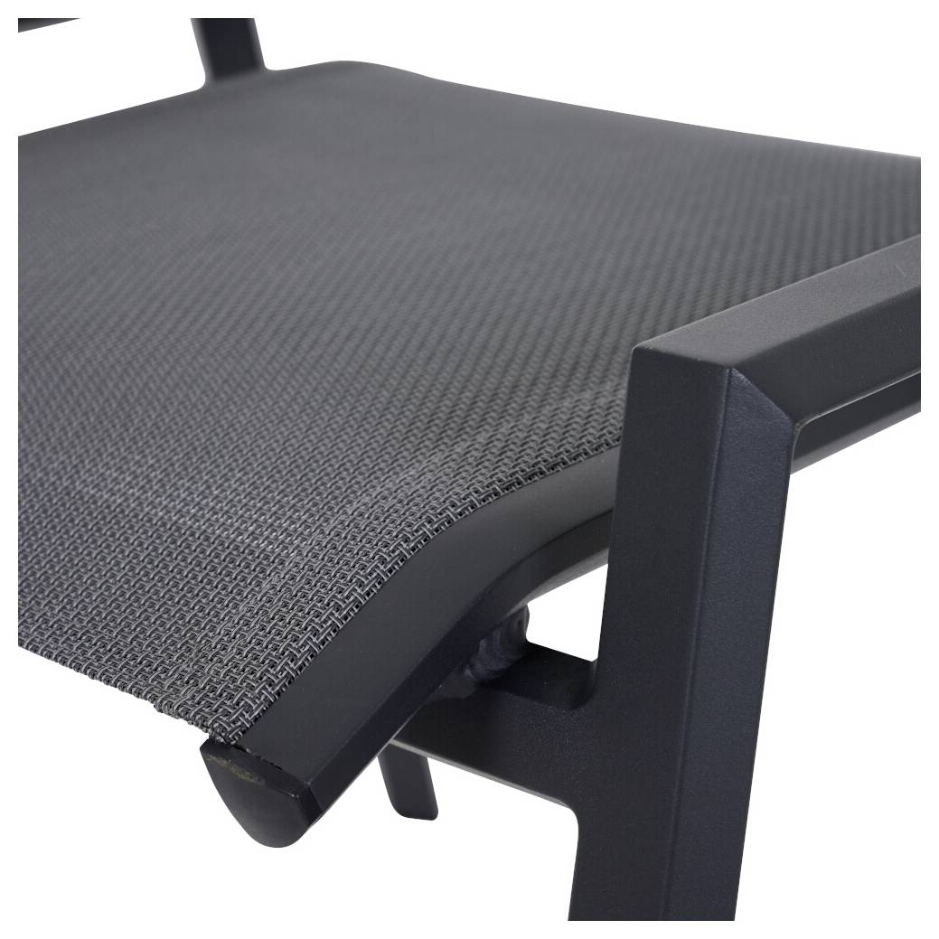 Nowoczesny, czarny fotel z metalową ramą i siedziskiem pokrytym szarą tkaniną, sfotografowany z bliska.