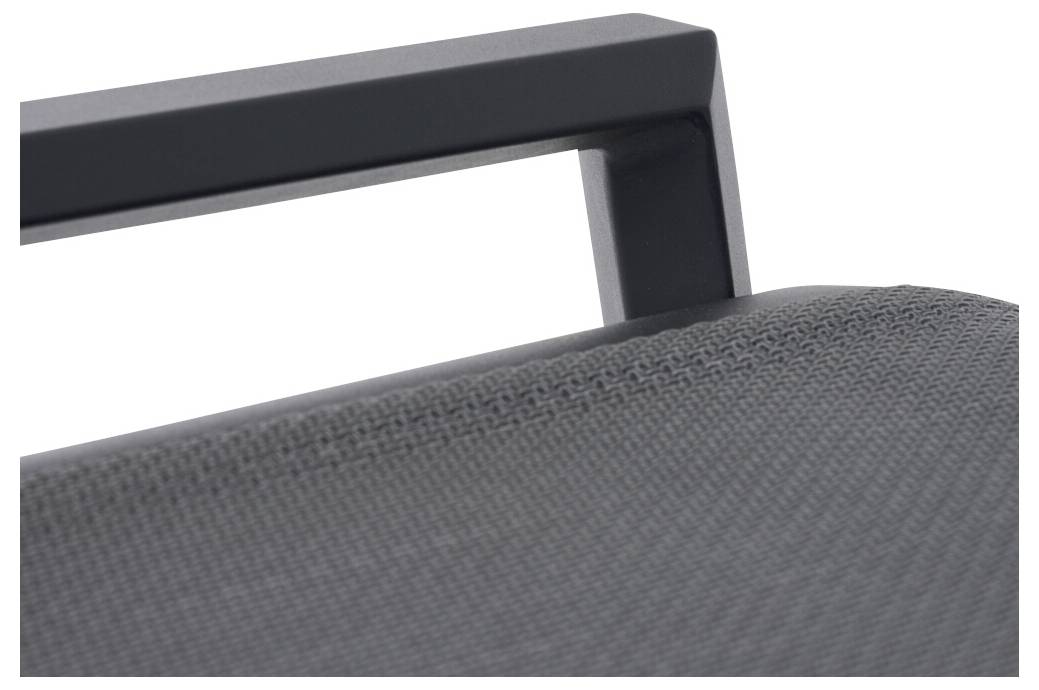 Fragment nowoczesnego czarnego krzesła z prostokątnym oparciem i strukturalną tkaniną obiciową. Proste, minimalistyczne wzornictwo.