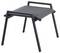 Nowoczesny, czarny stołek o prostokątnej ramie i cienkiej, lekko nachylonej siedzisku, idealny do wnętrz w stylu współczesnym.