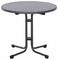 Okrągły, szary stół na trzech nogach. Stabilna metalowa rama i gładki blat. Odpowiedni do użytku wewnątrz i na zewnątrz.
