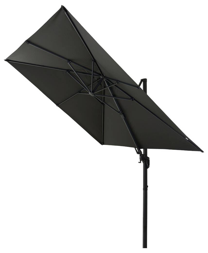 Prostokątny, czarny parasol przeciwsłoneczny z bocznym uchwytem. Parasol jest rozłożony i lekko pochylony na bok.