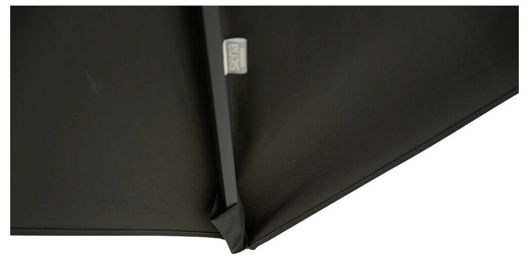 Czarny parasol w zbliżeniu, ukazujący logo marki i wewnętrzną strukturę.