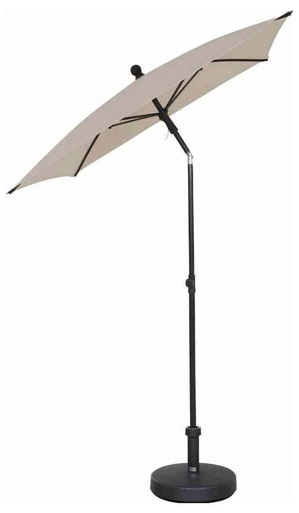 Beżowy parasol przeciwsłoneczny z czarnym, regulowanym stojakiem i okrągłą podstawą, częściowo rozłożony. Nadaje się do użytku na zewnątrz.