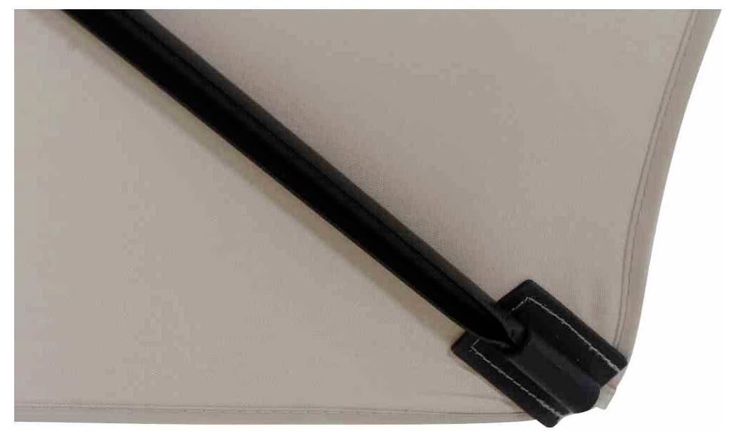 Zbliżenie jasnej plandeki namiotowej z czarnym elementem stelaża przymocowanym w rogu, na białym tle.