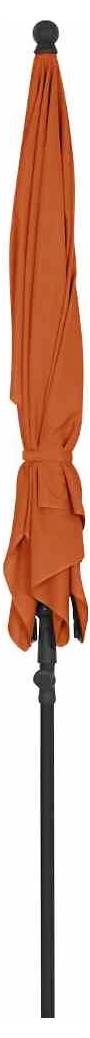Zamknięty, pomarańczowy parasol na czarnym stelażu na białym tle.