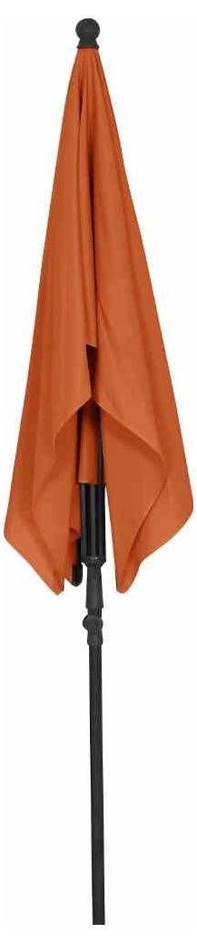 Złożony czerwony parasol stoi pionowo na czarnym metalowym styliku.