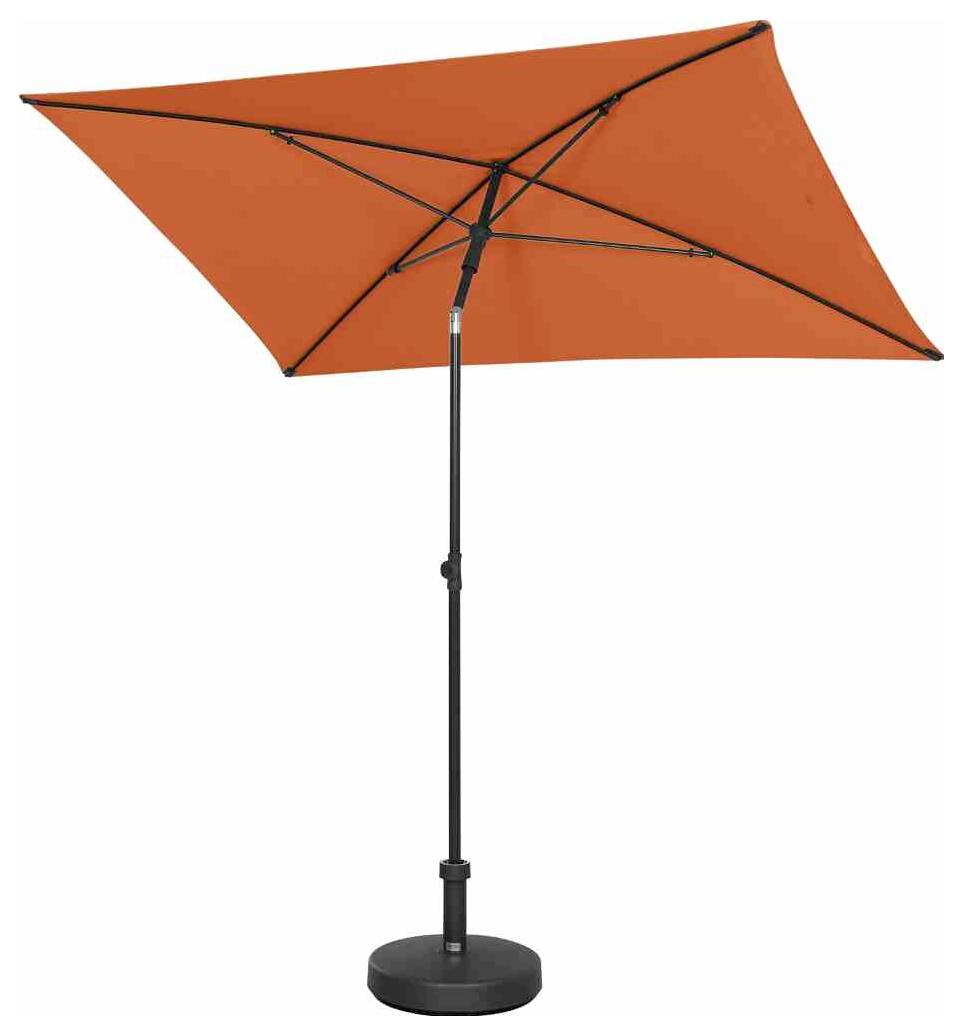 Czerwony parasol z prostokątnym materiałem, osadzony na czarnym metalowym stojaku, stoi na okrągłej podstawie.