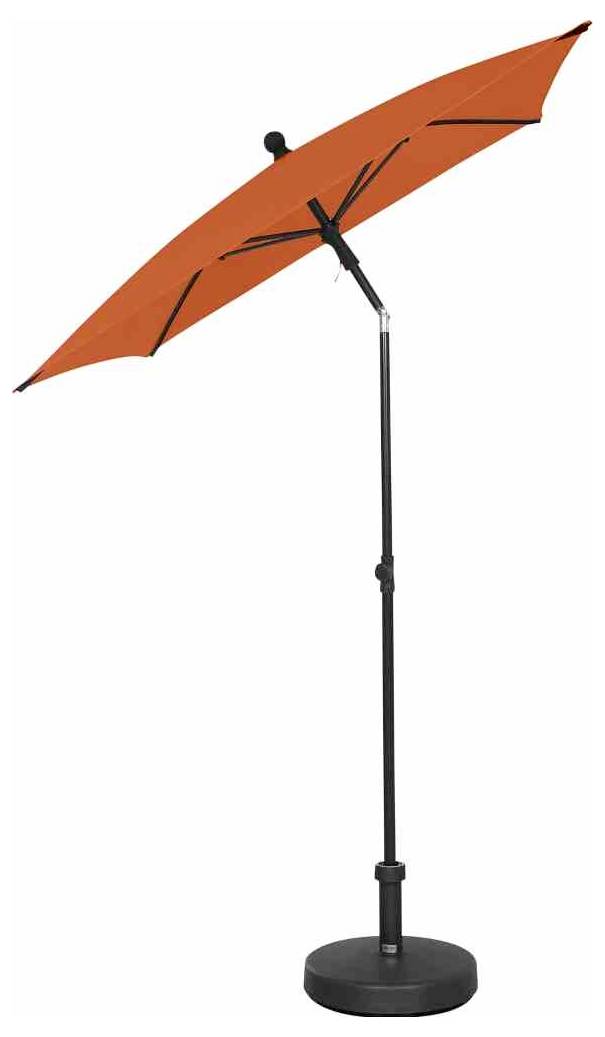 Pomarańczowy parasol przeciwsłoneczny z pochylonym zadaszeniem, umieszczony na czarnym metalowym stojaku z okrągłą podstawą.